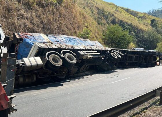 carreta carreta bi trem tomba na descida da serra das araras e causa congestionamento divulgação