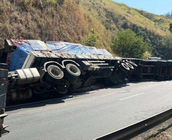 carreta carreta bi trem tomba na descida da serra das araras e causa congestionamento divulgação