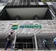 Ação da Petrobras despenca mais de 7% após prejuízo no