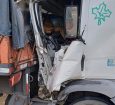 Caminhoneiro fica ferido ao bater na traseira de carreta na