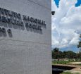Com táticas diversas, governo e oposição tentam faturar com crise
