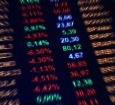 Dólar e Ibovespa recuam com bateria de dados e guerra