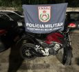 Jovens em moto furtada ficam feridos ao baterem em carro