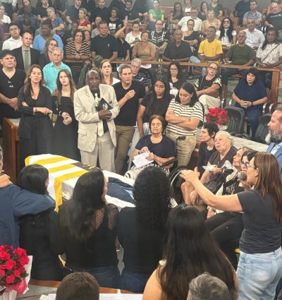 Parentes, parlamentares e amigos se despedem do vereador de Volta